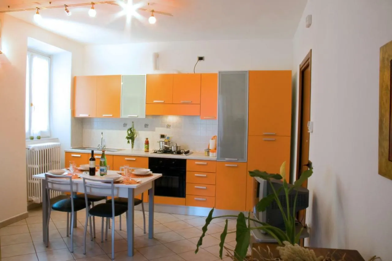 Orange Apartment Lezzeno