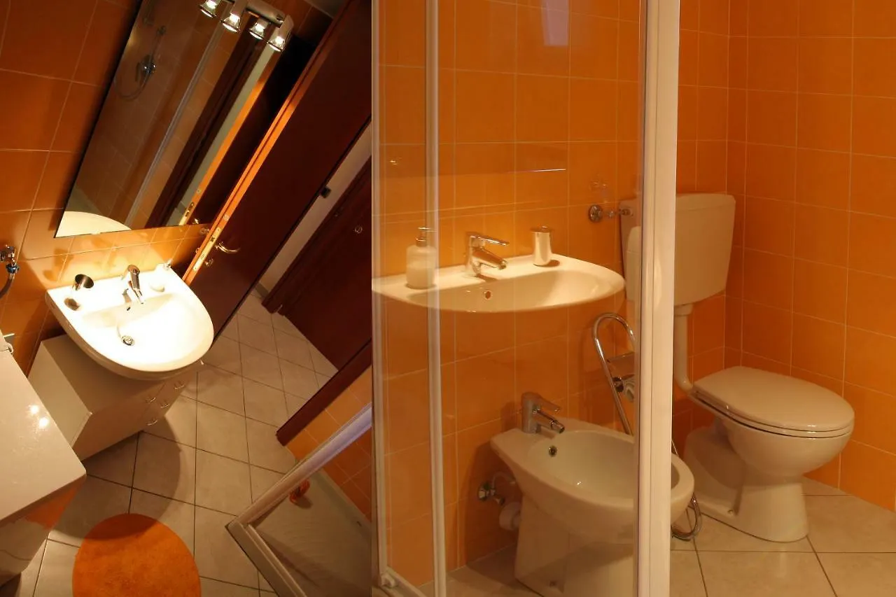 Orange Apartment Lezzeno
